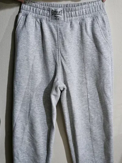 Pantalones deportivos grises con bolsillos - miniatura 4