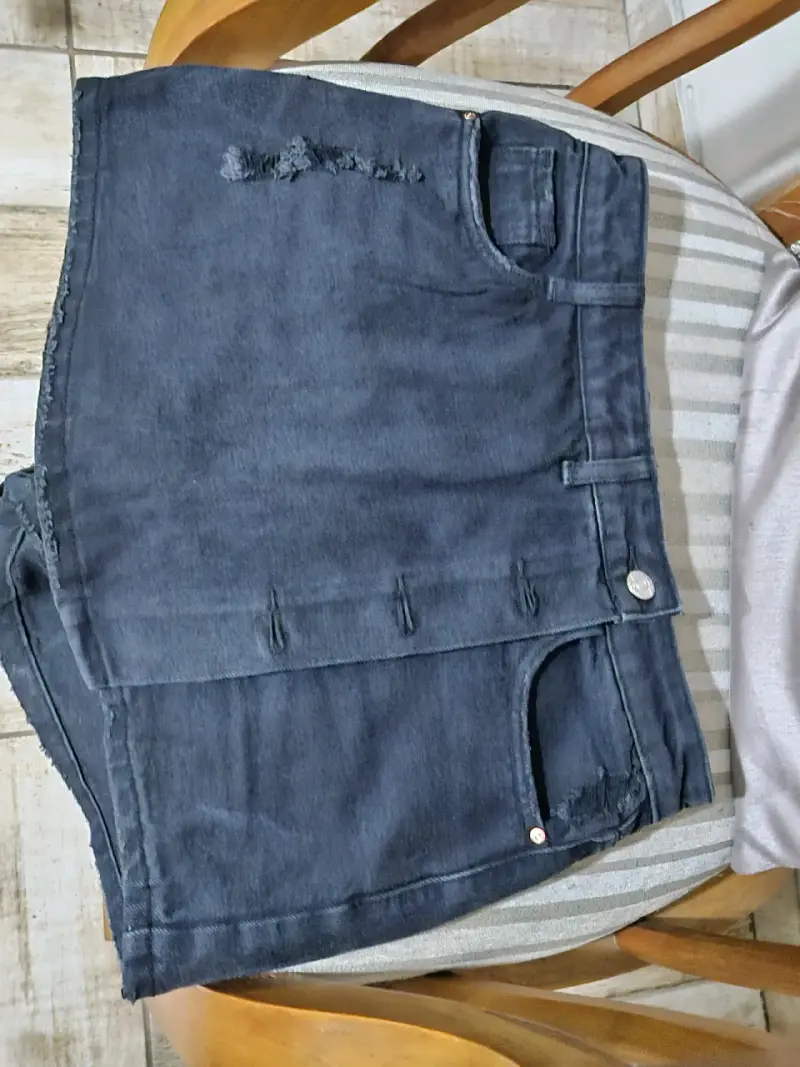 Falda corta de mezclilla azul desgastada
