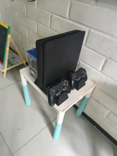 Consola PS4 con juegos y control - miniatura 3