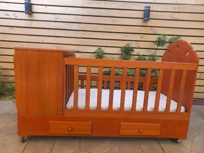Cuna de madera con cajonera integrada - miniatura 1