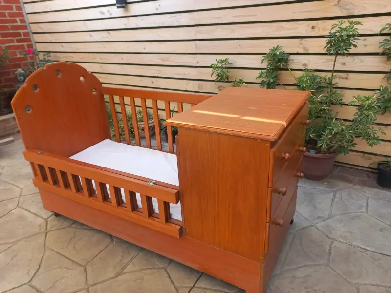 Cuna de madera con cajonera integrada - 3