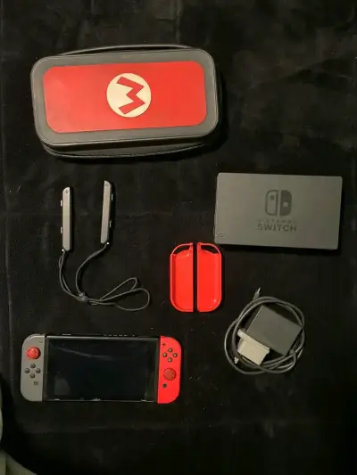 Nintendo Switch con accesorios y estuche Mario - miniatura 1