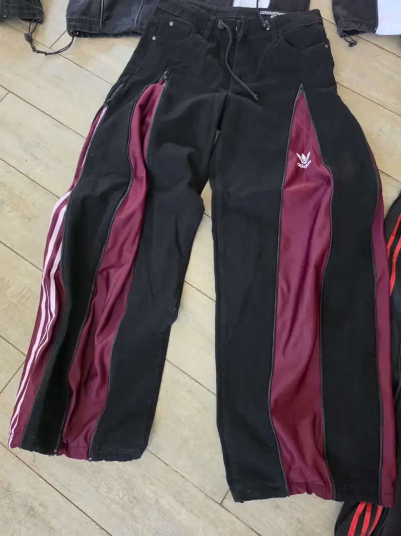 Pantalones deportivos negros y burdeos