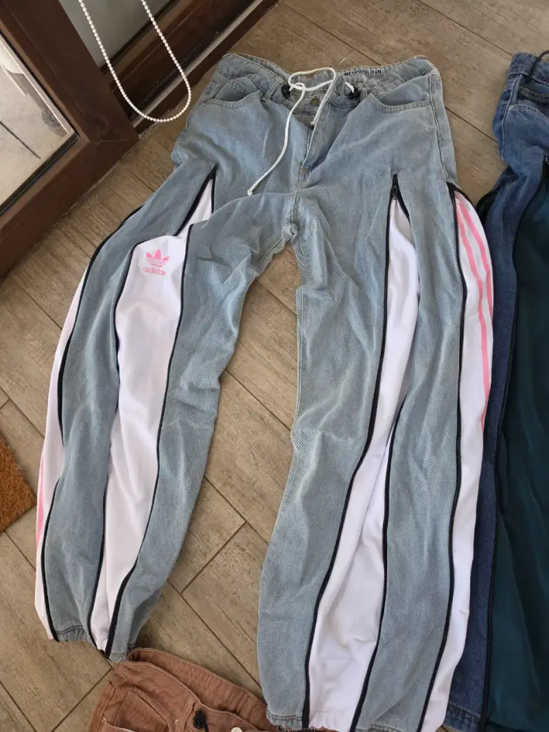 Pantalones deportivos logo Adidas con diseño denim