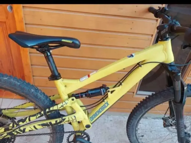Bicicleta de montaña Diamondback amarilla
