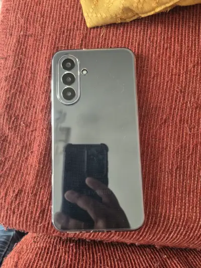Smartphone Samsung con triple cámara trasera - miniatura 1