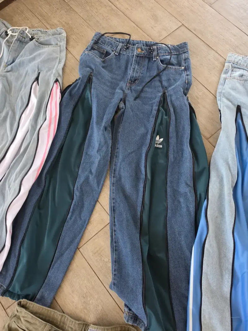 Jeans logo Adidas con paneles deportivos