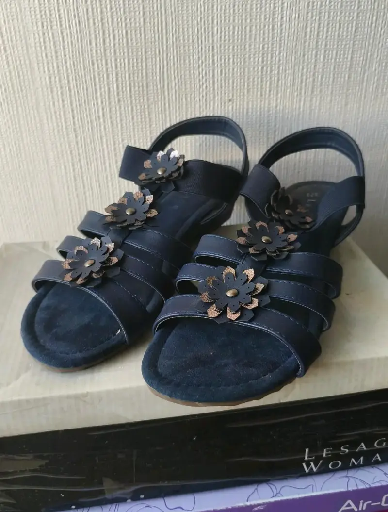 Sandalias azules con flores decorativas - 1