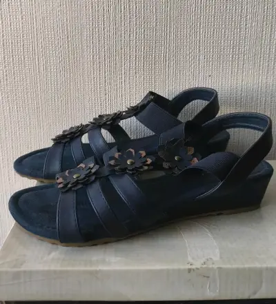 Sandalias azules con flores decorativas - miniatura 2