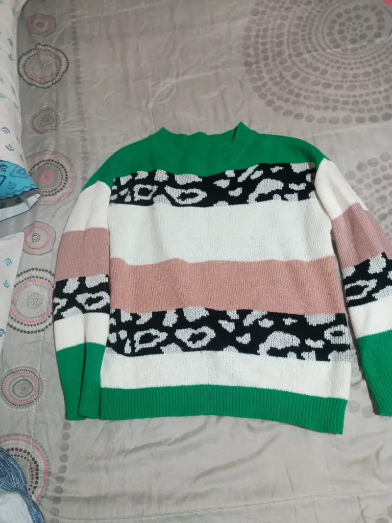 Suéter de lana con diseño animal print