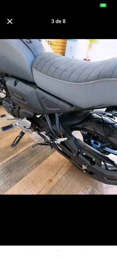 Motocicleta deportiva negra en buen estado - miniatura 5