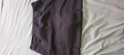 Falda corta negra con botones decorativos - miniatura 2