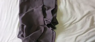 Falda corta negra con botones decorativos - miniatura 3