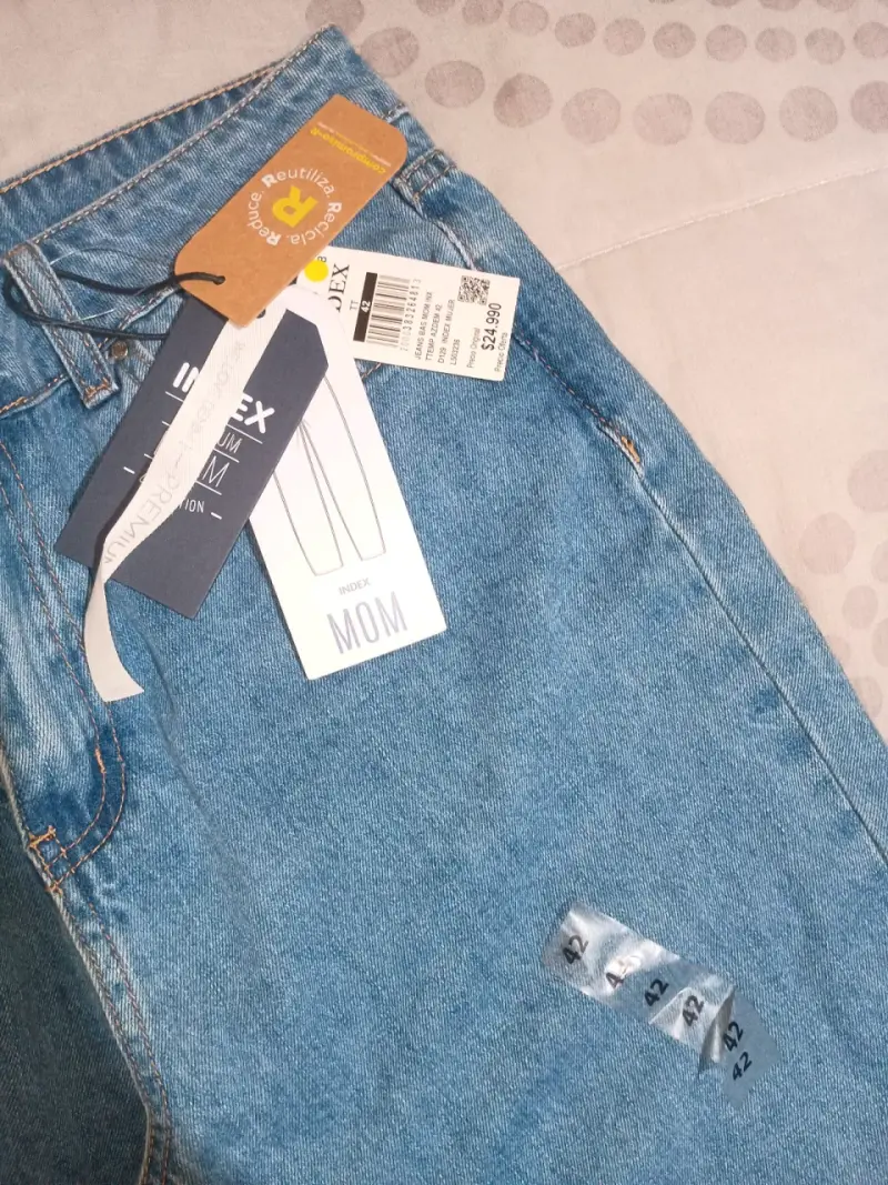 Jeans mom fit azul claro con etiqueta - 2