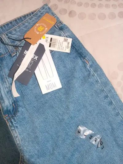 Jeans mom fit azul claro con etiqueta - miniatura 2