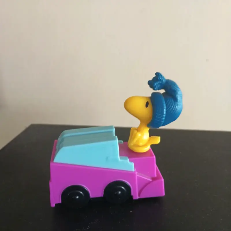 Juguete de colección con personaje amarillo - 1