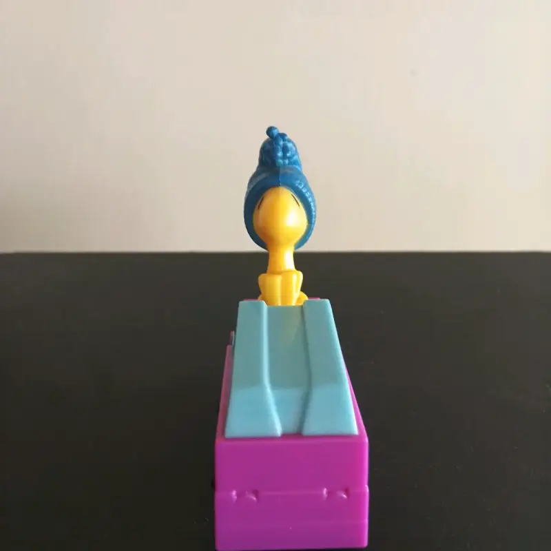 Juguete de colección con personaje amarillo - 2