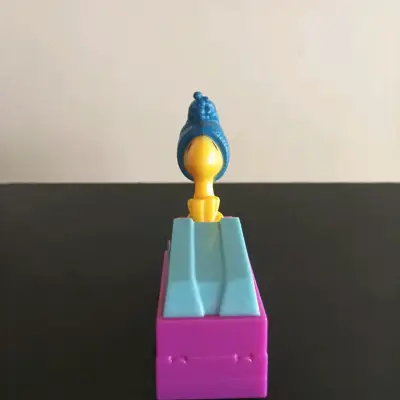 Juguete de colección con personaje amarillo - miniatura 2