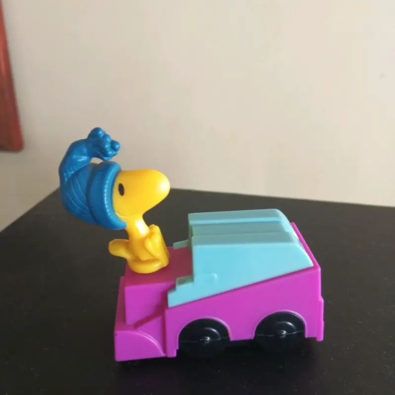 Juguete de colección con personaje amarillo - 3