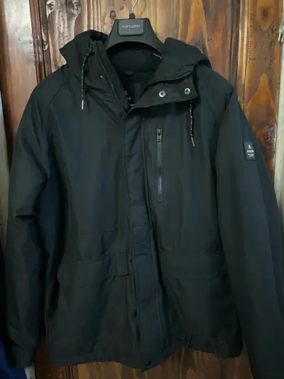 Chaqueta negra impermeable con capucha - miniatura 1