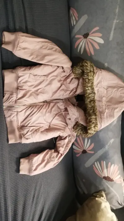 Chaqueta rosada con capucha de piel sintética - miniatura 1