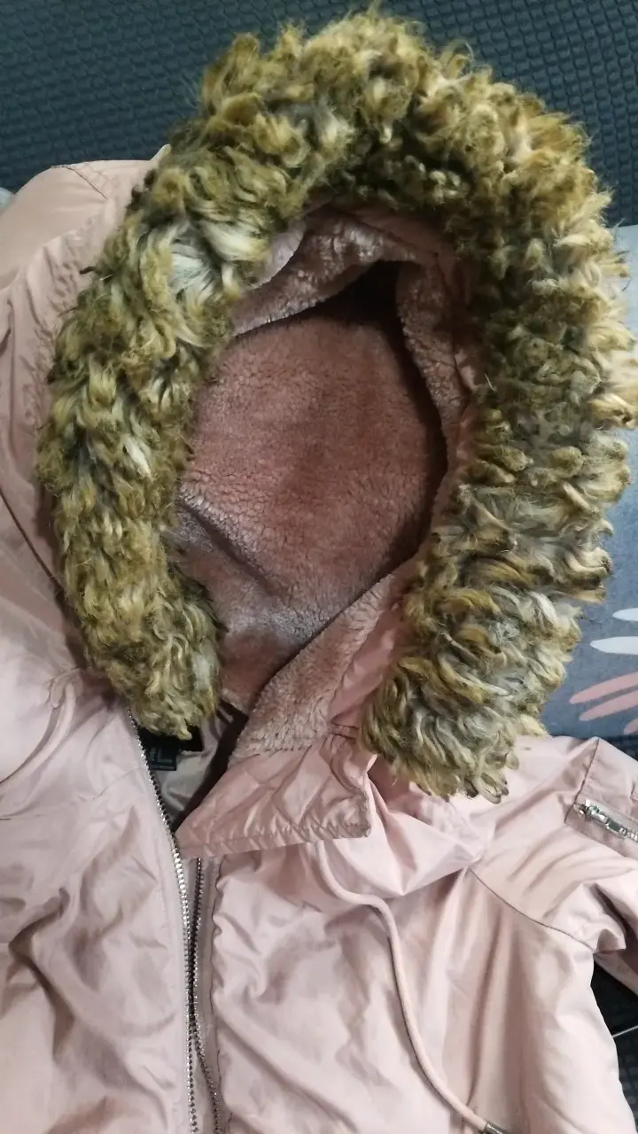 Chaqueta rosada con capucha de piel sintética - 2