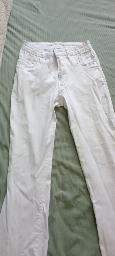 Pantalones blancos de mezclilla para mujer - miniatura 1