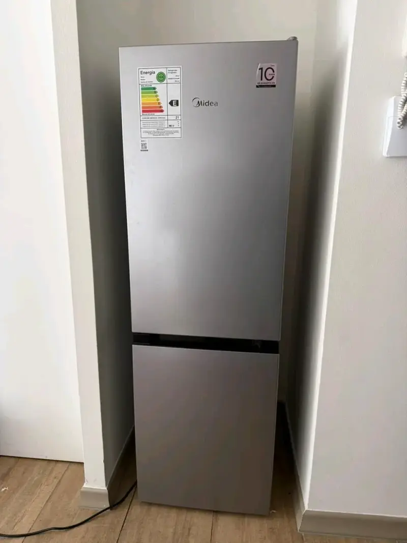 Refrigerador Midea de dos puertas - 1