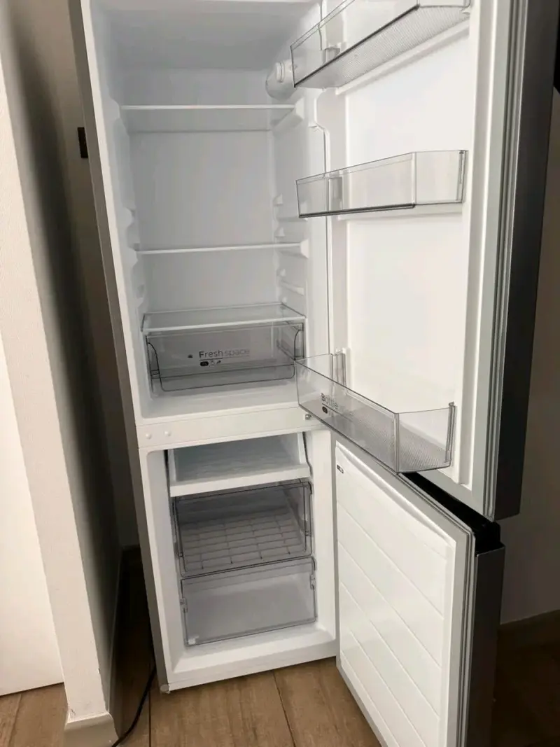 Refrigerador Midea de dos puertas - 4
