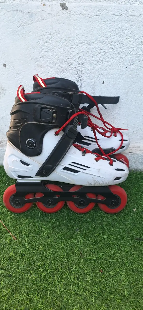 Patines en línea blancos y negros - 1