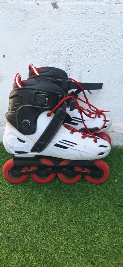 Patines en línea blancos y negros - miniatura 1