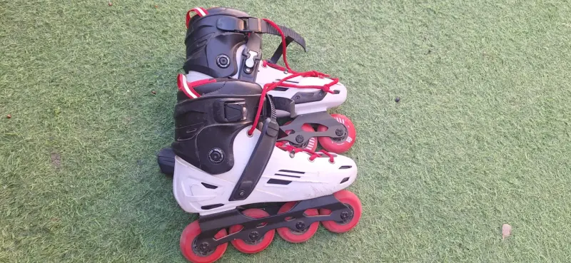 Patines en línea blancos y negros - 2