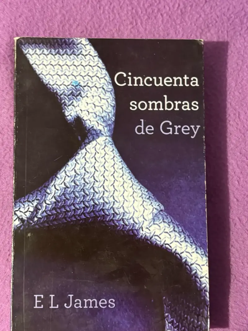 Libro 'Cincuenta sombras de Grey' de E.L. James - 1