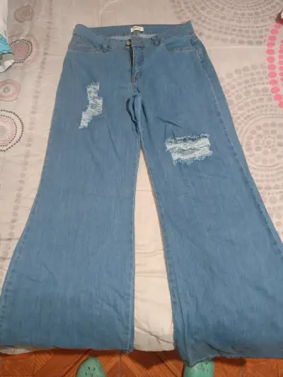Jeans acampanados con roturas para mujer - miniatura 1