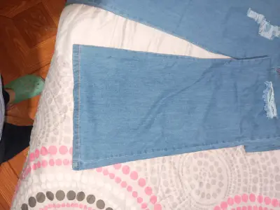 Jeans acampanados con roturas para mujer - miniatura 2