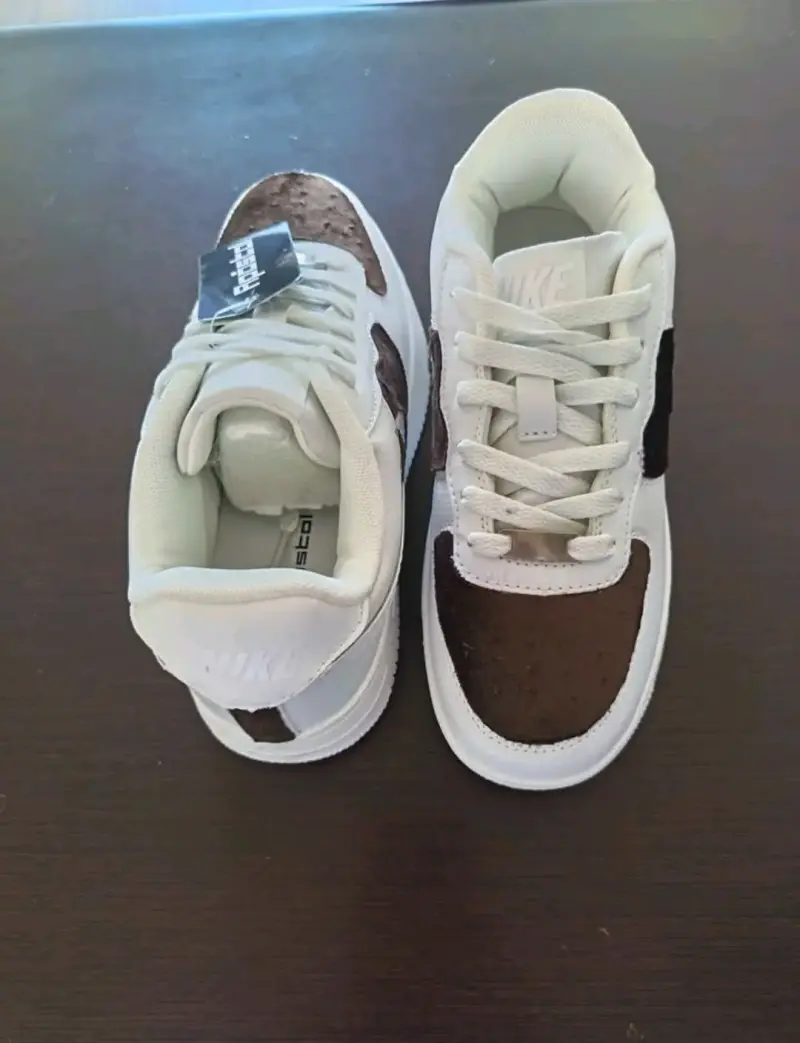 Zapatillas Nike blancas y marrones nuevas - 1