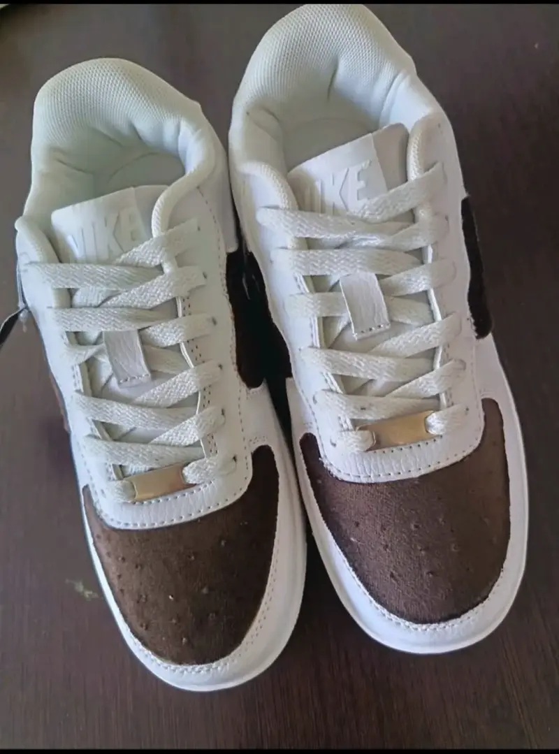 Zapatillas Nike blancas y marrones nuevas - 2