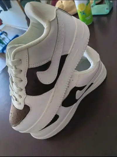 Zapatillas Nike blancas y marrones nuevas - miniatura 3