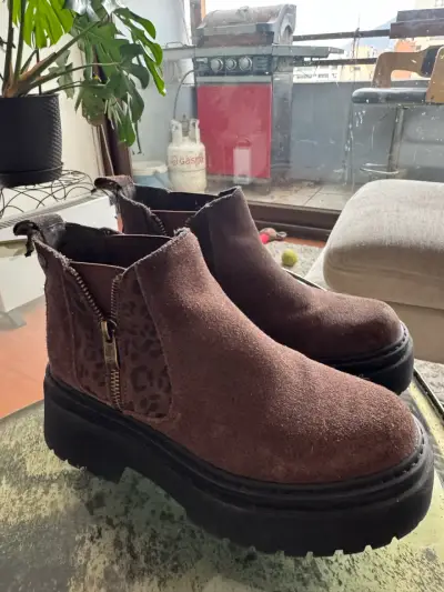 Botines de gamuza marrón con cierre lateral - miniatura 1