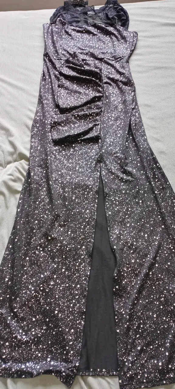 Vestido largo negro con brillo elegante