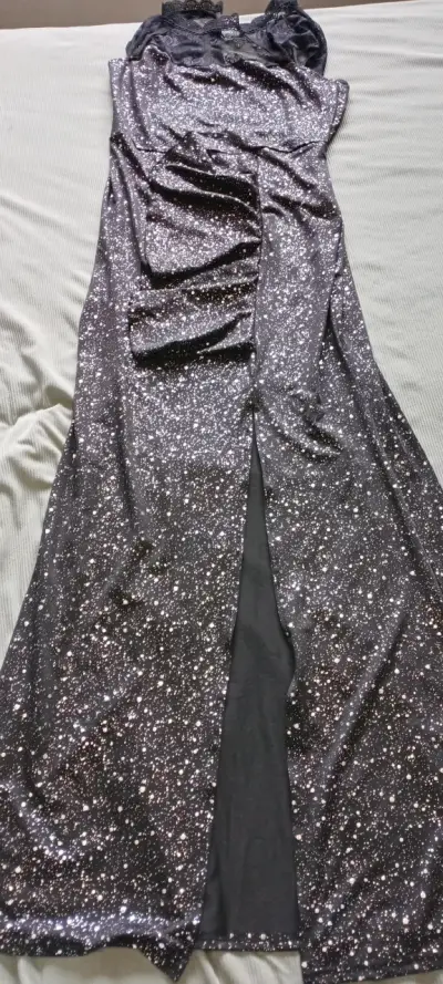 Vestido largo negro con brillo elegante - miniatura 1