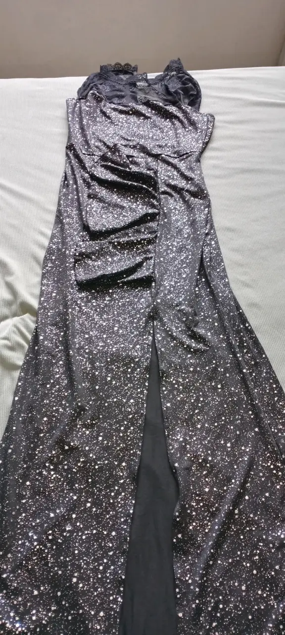 Vestido largo negro con brillo elegante - 2