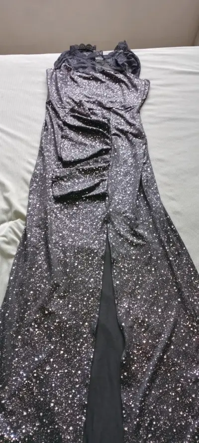 Vestido largo negro con brillo elegante - miniatura 2
