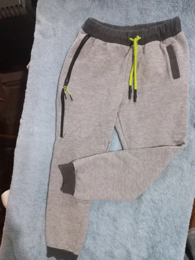 Pantalón deportivo gris con cordones
