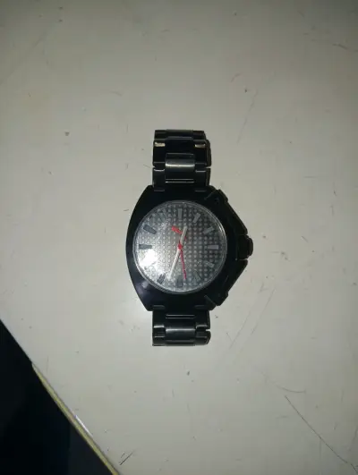 Reloj de pulsera negro con diseño moderno - miniatura 1