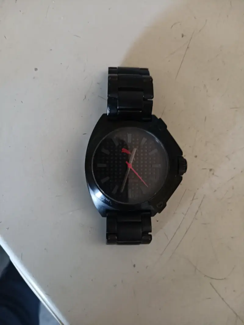 Reloj de pulsera negro con diseño moderno - 2