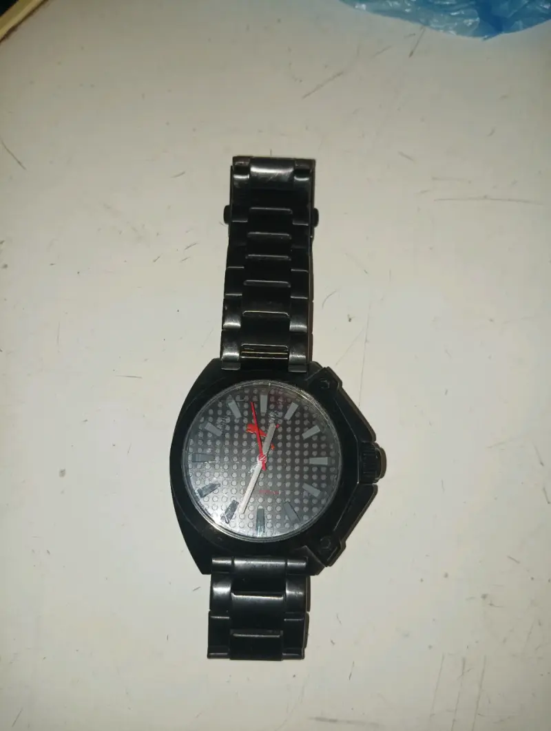 Reloj de pulsera negro con diseño moderno - 3
