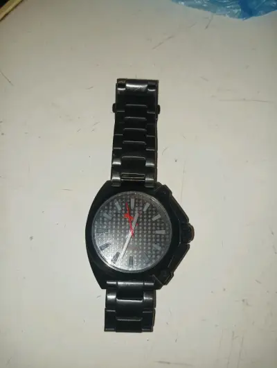 Reloj de pulsera negro con diseño moderno - miniatura 3
