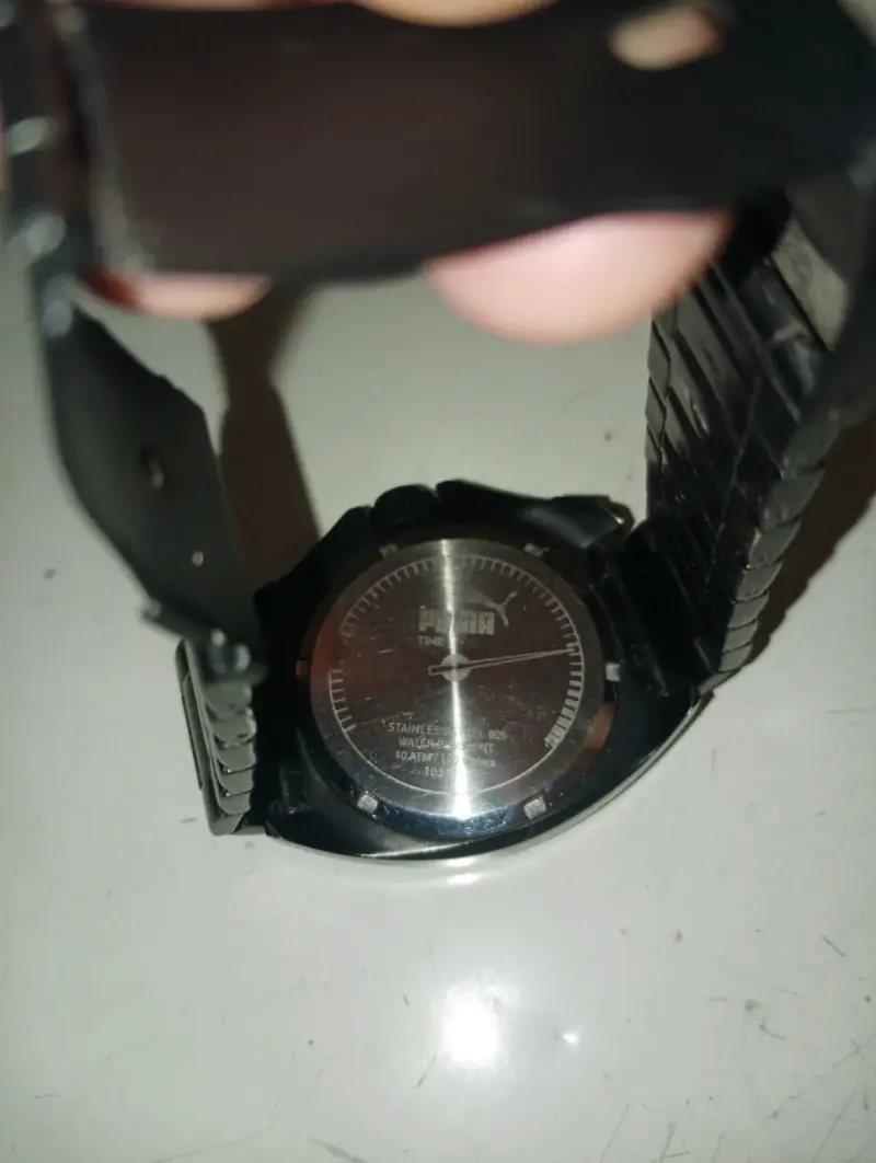 Reloj de pulsera negro con diseño moderno - 4