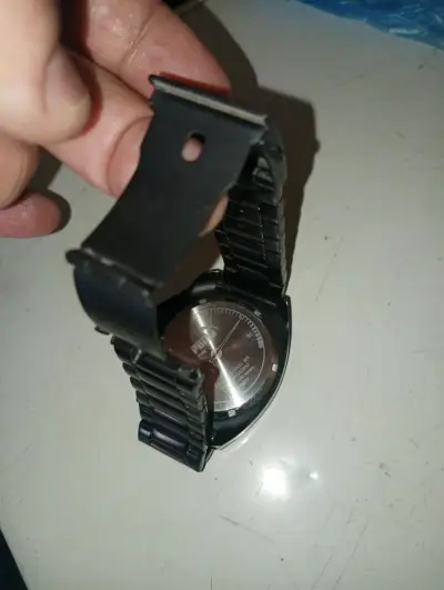 Reloj de pulsera negro con diseño moderno - miniatura 5